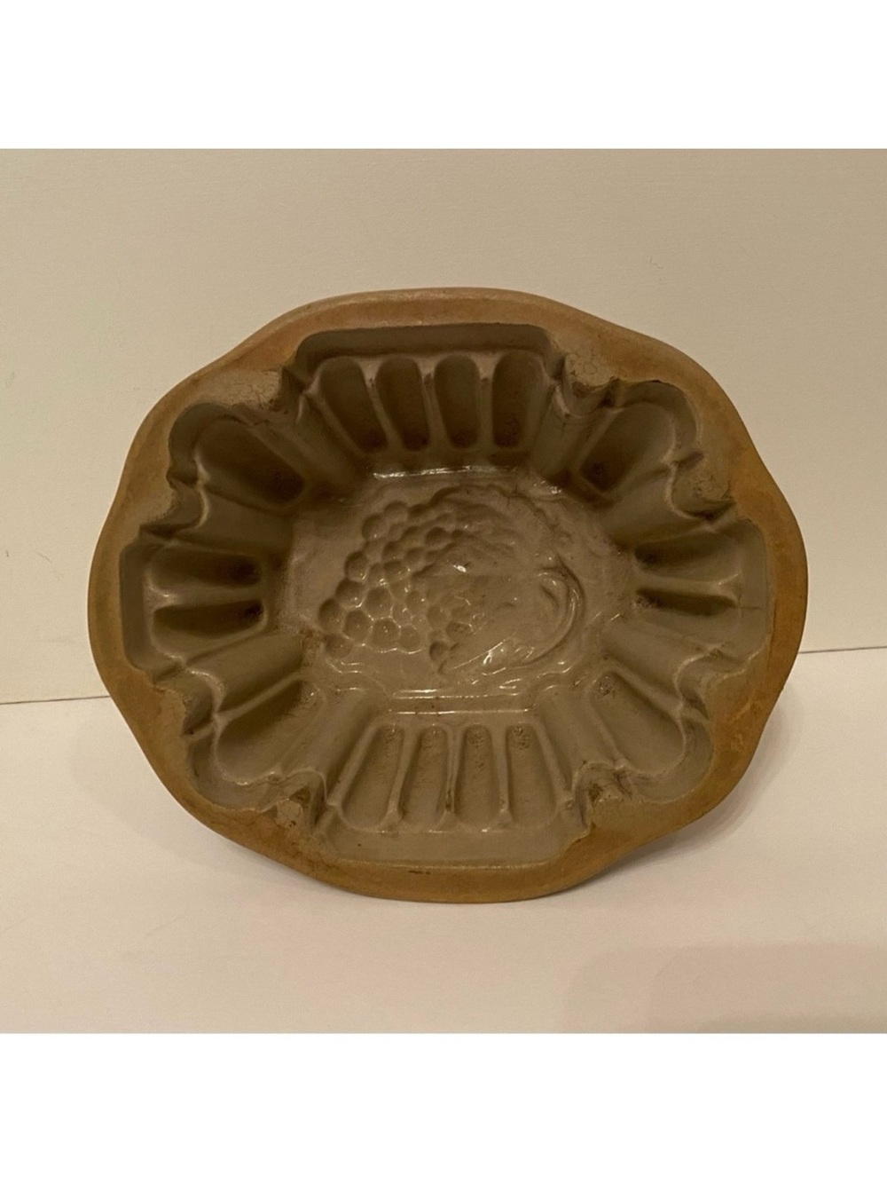 ANTIQUE VINTAGE STONEWARE POTTERY CREAM GRAPES FOOD MOLD OVAL ASPIC JELLY HOME